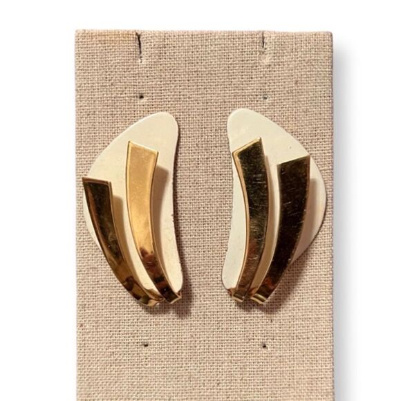 Jewelry - 🤯5/$25🤯 Vintage Gold And Cream Pierced Earrings